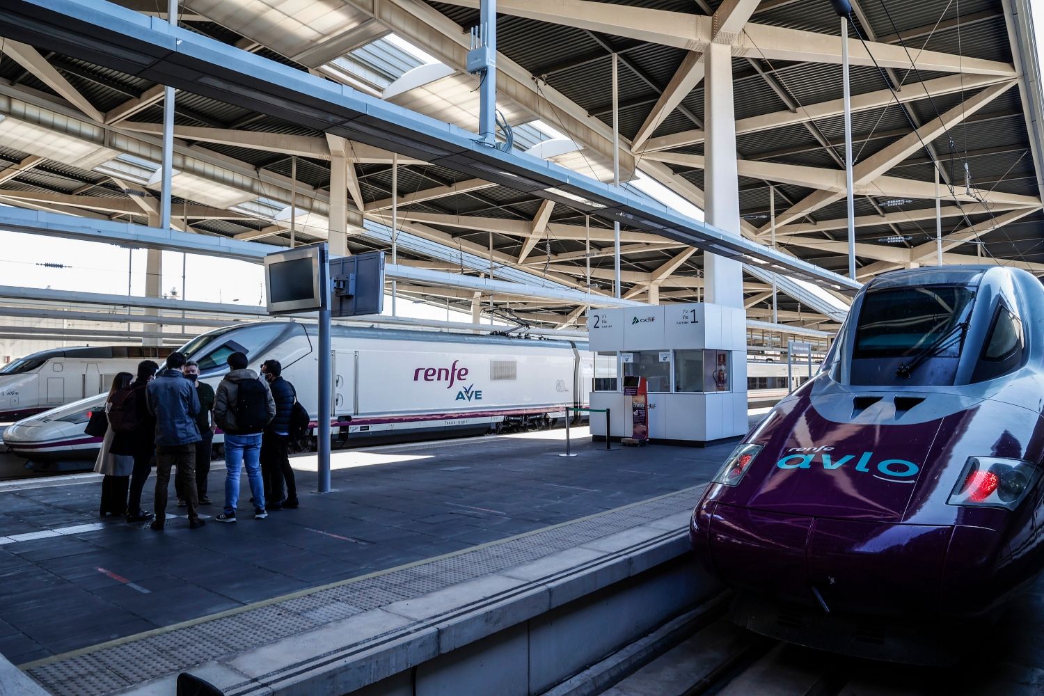 Un tren Avlo y otro AVE en la estación de Atocha de Madrid / EUROPA PRESS