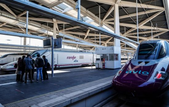 Un tren Avlo y otro AVE en la estación de Atocha de Madrid / EUROPA PRESS