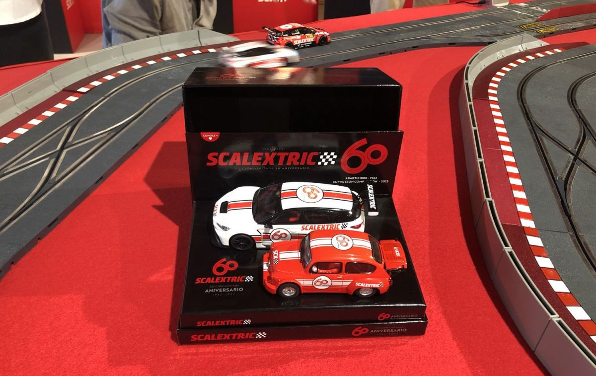 Dos coches y un circuito de Scalextric para celebrar el 60 aniversario de la marca / CG