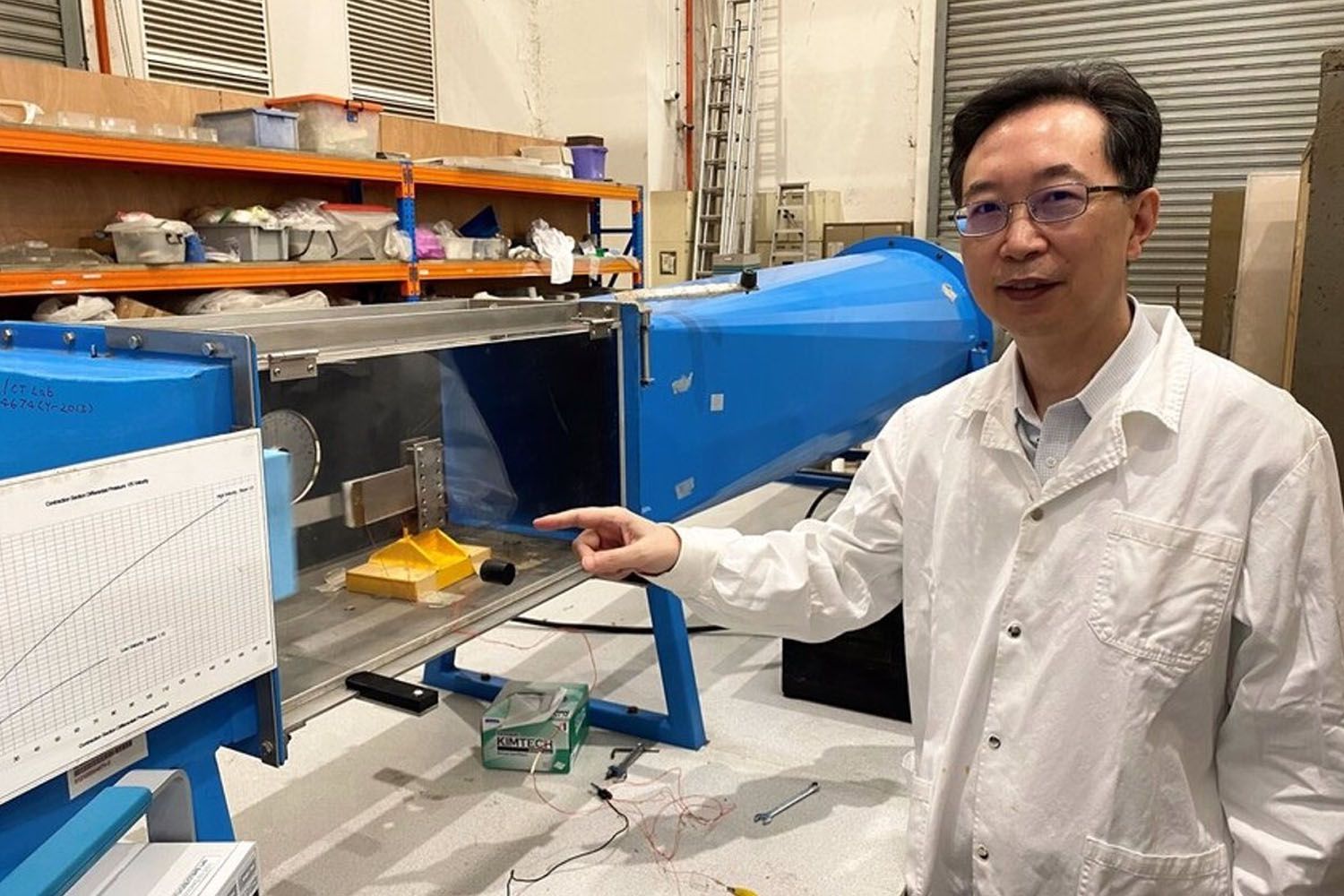 Profesor Yang Yaowen muestra el microgenerador de bajo coste para producir electricidad de la brisa / EP / NTU