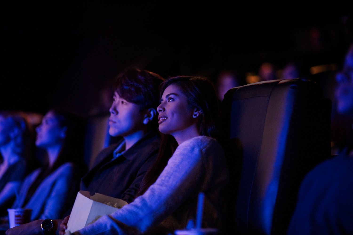 Una pareja en una sala de cine / DOLBY