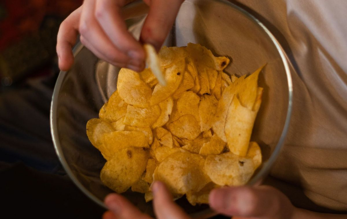 Un bol con patatas fritas de bolsa / PEXELS