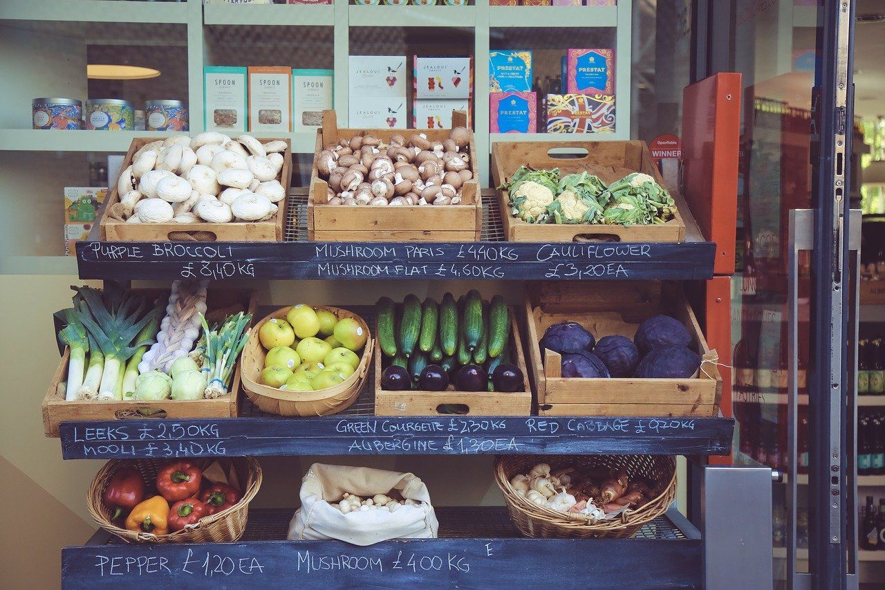 Expositor de frutas y verduras en un pequeño supermercado / CG