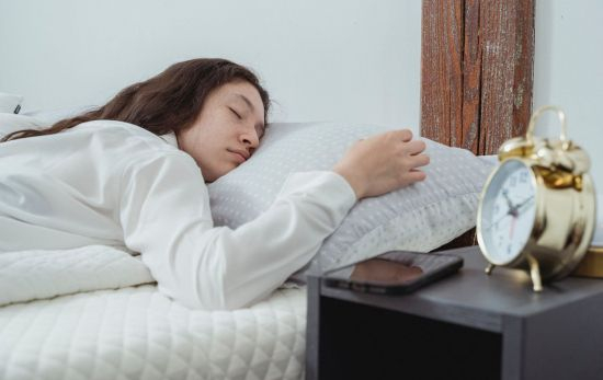 Una mujer en la cama, muy cansada tras una noche de insomnio / PEXELS