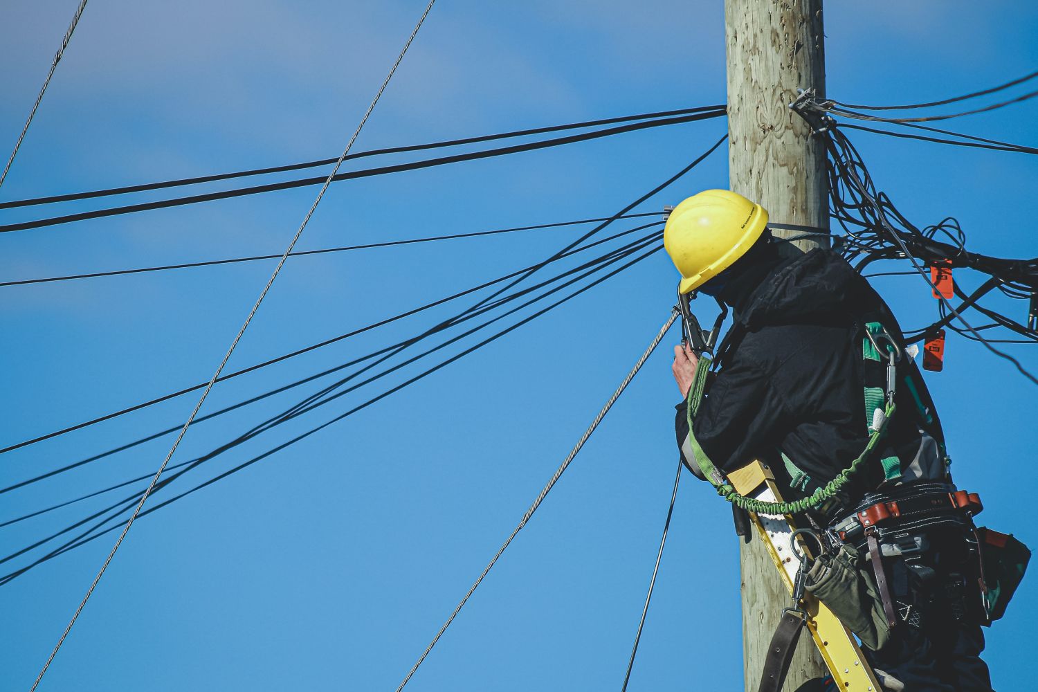 Un trabajador repara una instalación eléctrica que lleva la luz a los hogares / PEXELS