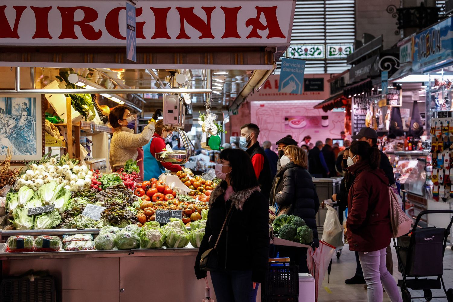 Varios consumidores en un mercado, donde se percibe la bajada de la inflación / EUROPA PRESS- ROBER SOLSONA