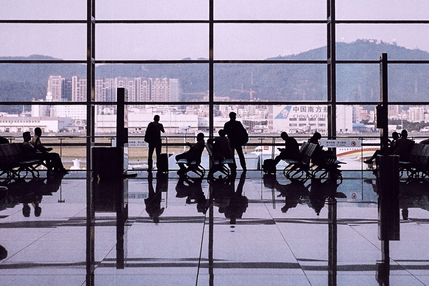 Varias personas esperan en un aeropuerto / UNSPLASH