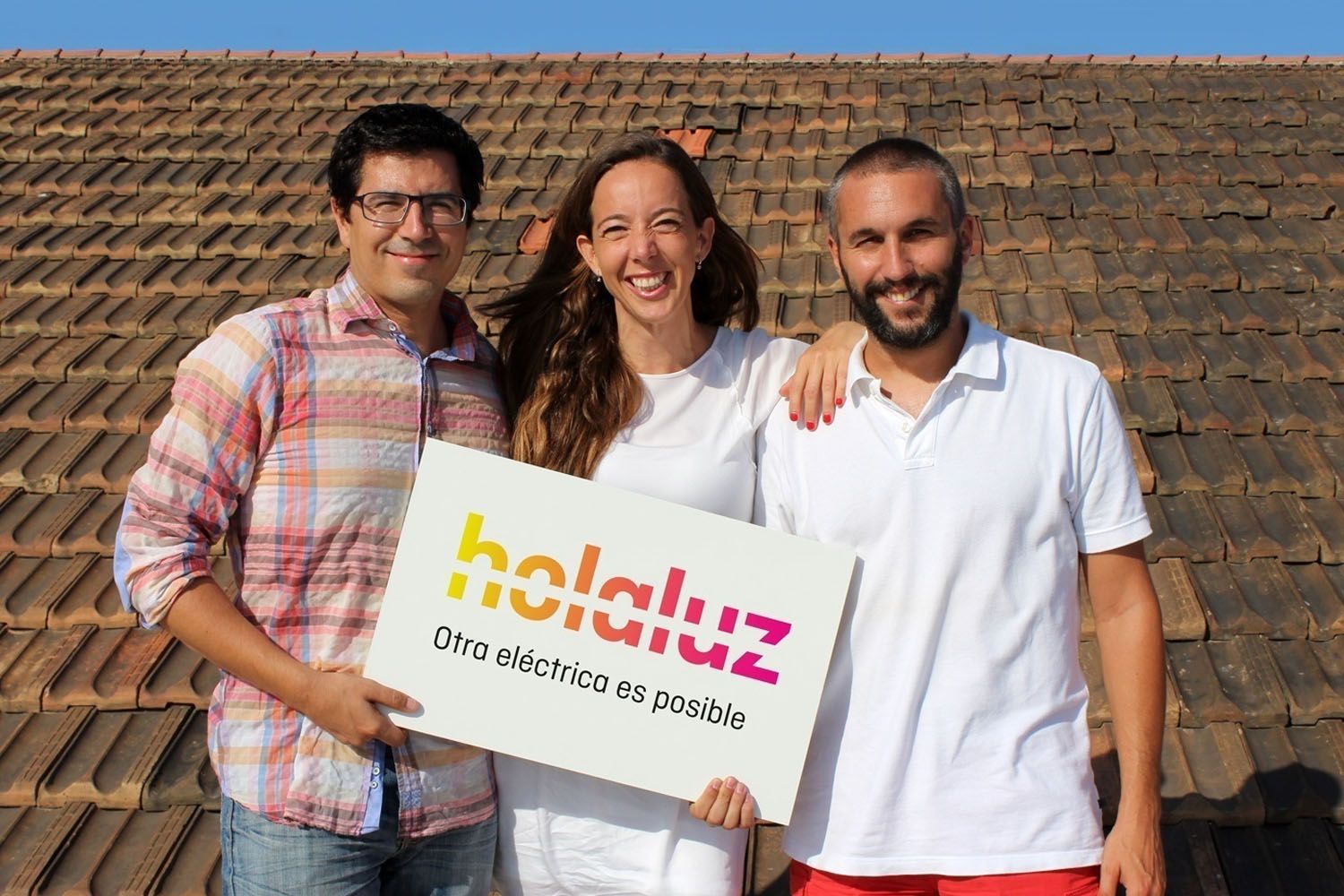 Varias personas con un cartel de la comercializadora Holaluz / EP