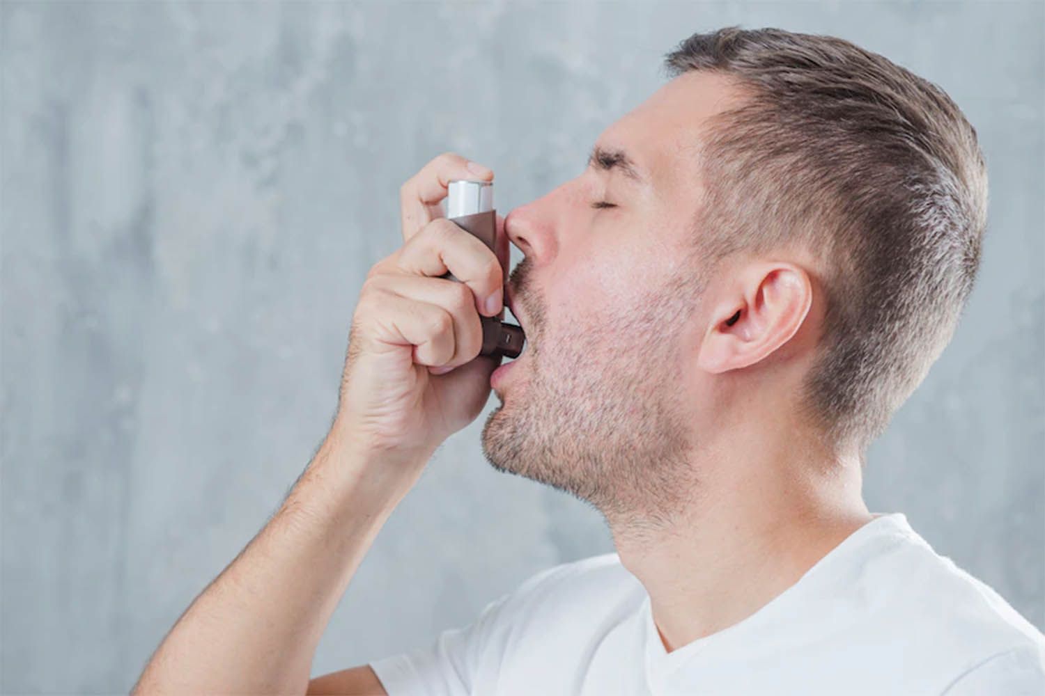 Un hombre utiliza un inhalador para tomar Flixotide contra el asma / FREEPIK