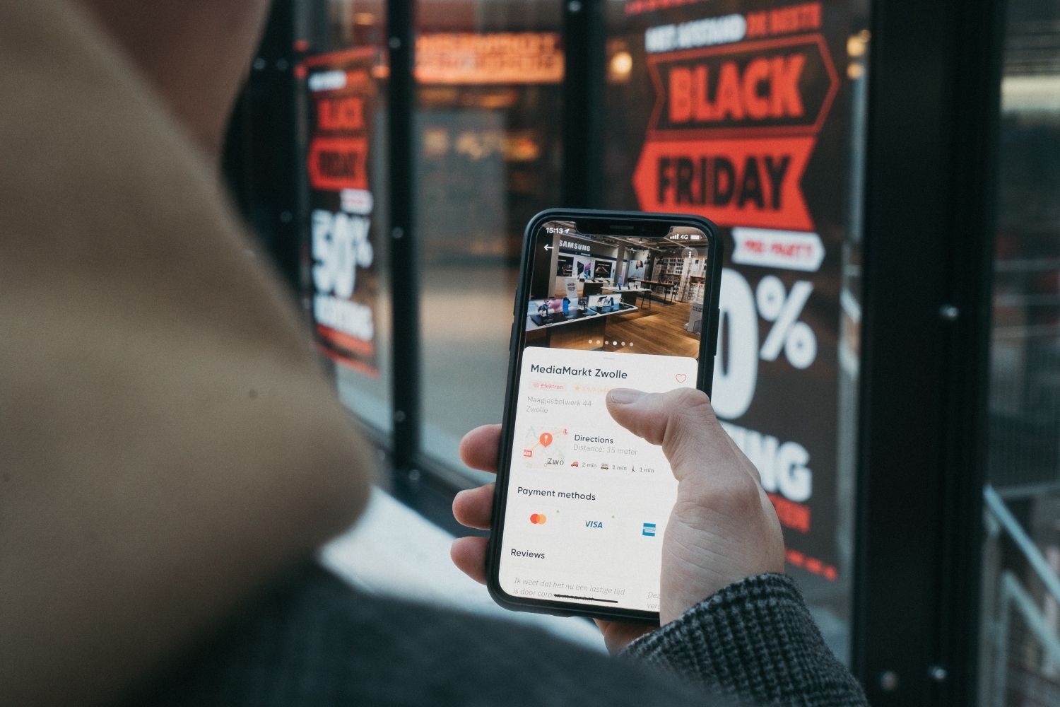 Un hombre hace una compra por Internet durante el Black Friday / UNSPLASH