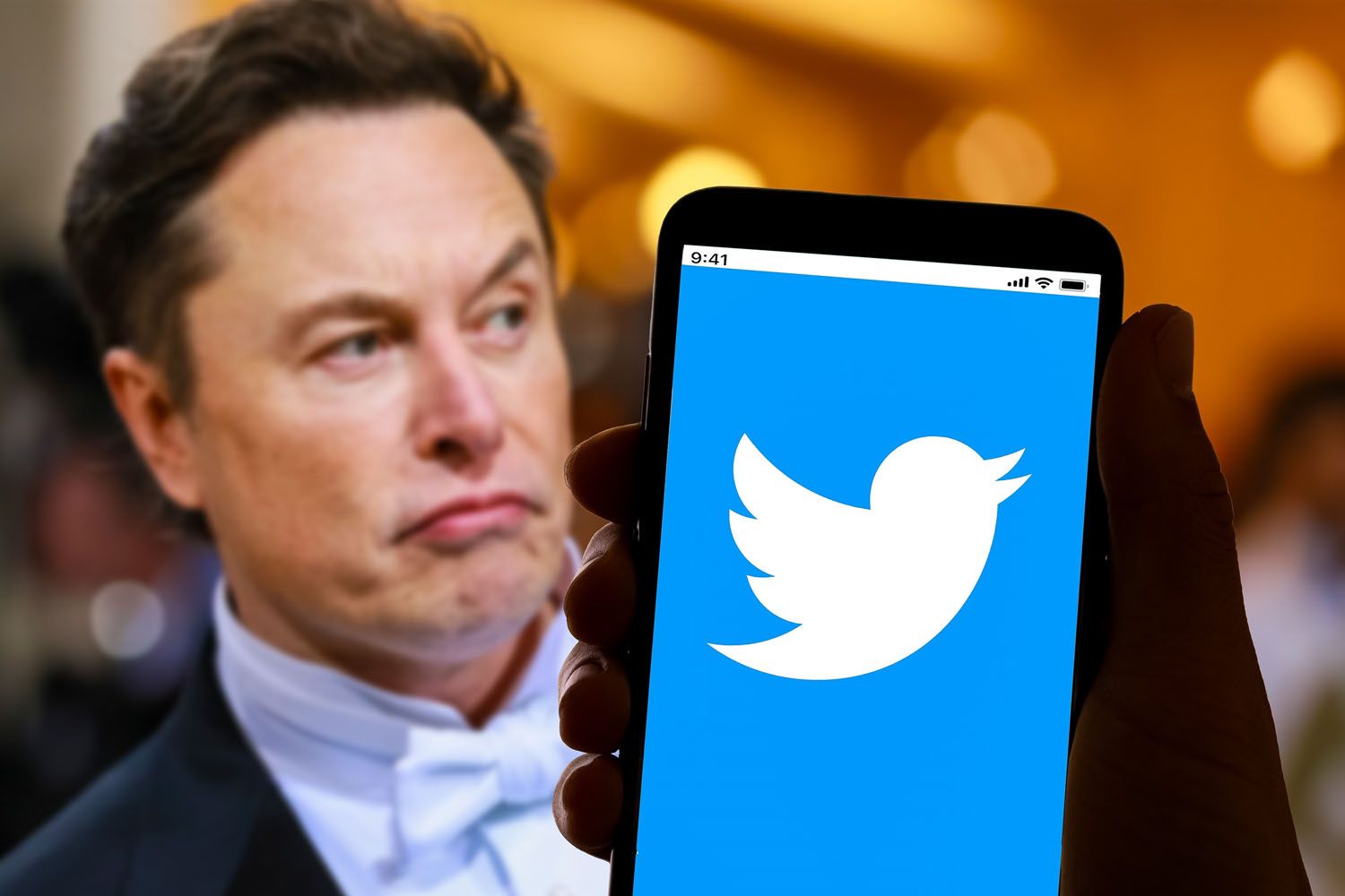 Elon Musk y un móvil con la red social Twitter abierta / EP