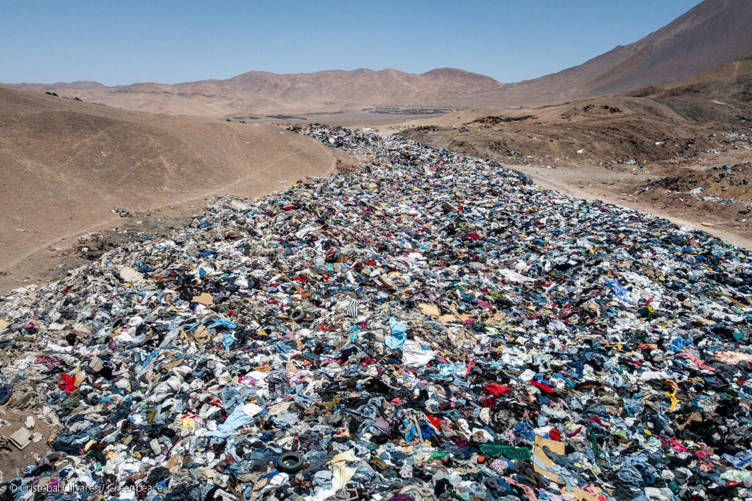 Ropa usada apilada en el desierto de Atacama, Chile / GREENPEACE