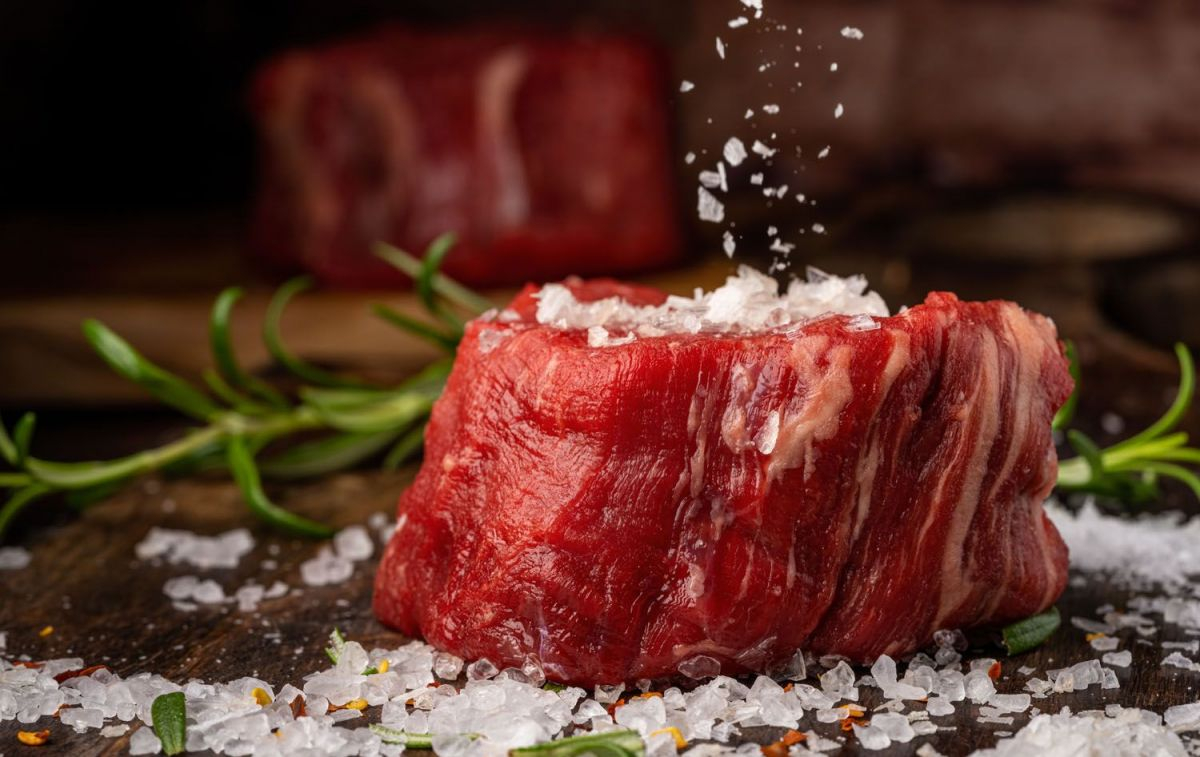 Un pedazo de carne roja con sal gruesa / PEXELS