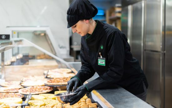Una empleada prepara un plato en la sección Listo para comer de Mercadona / MERCADONA Una empleada prepara un plato en la sección Listo para comer de Mercadona / MERCADONA