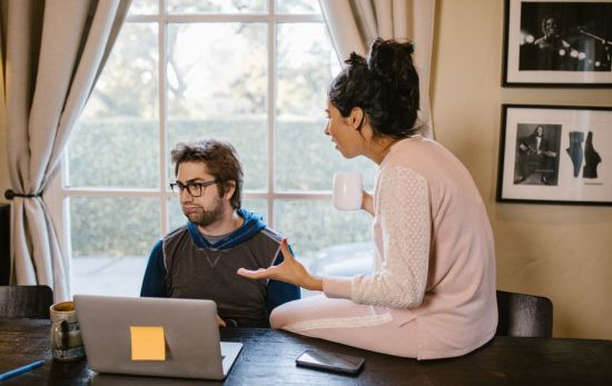 Una pareja discutiendo de sus problemas tras analizar su conversación con Chatgpt / PEXELS