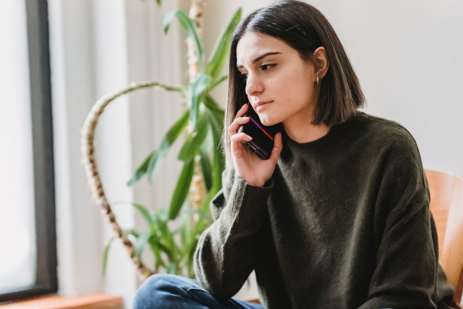 Una mujer hace unas llamadas a un número de atención al cliente / PEXELS