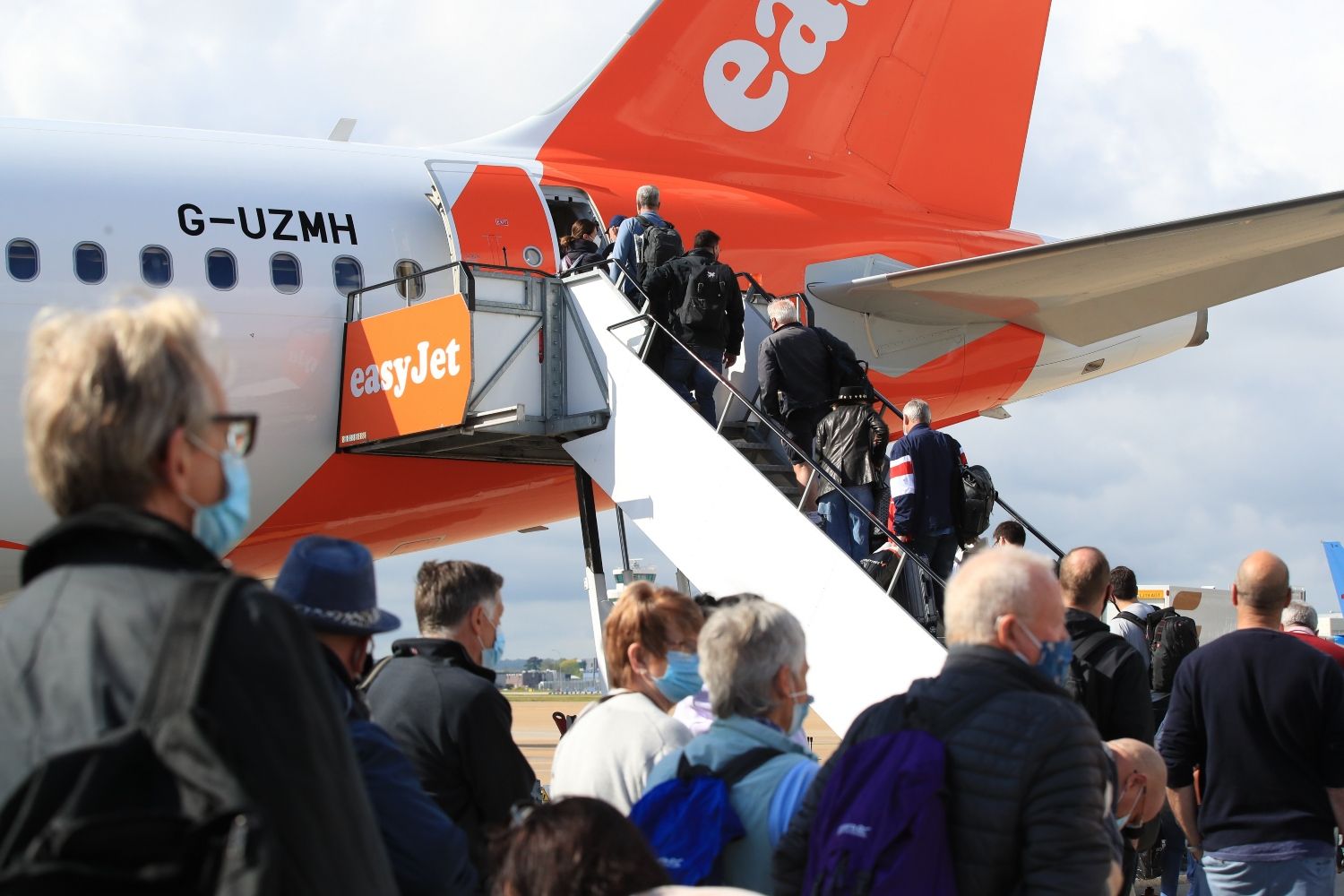 EasyJet aterriza maletas destrozadas y sin personal en los aeropuertos para reclamar