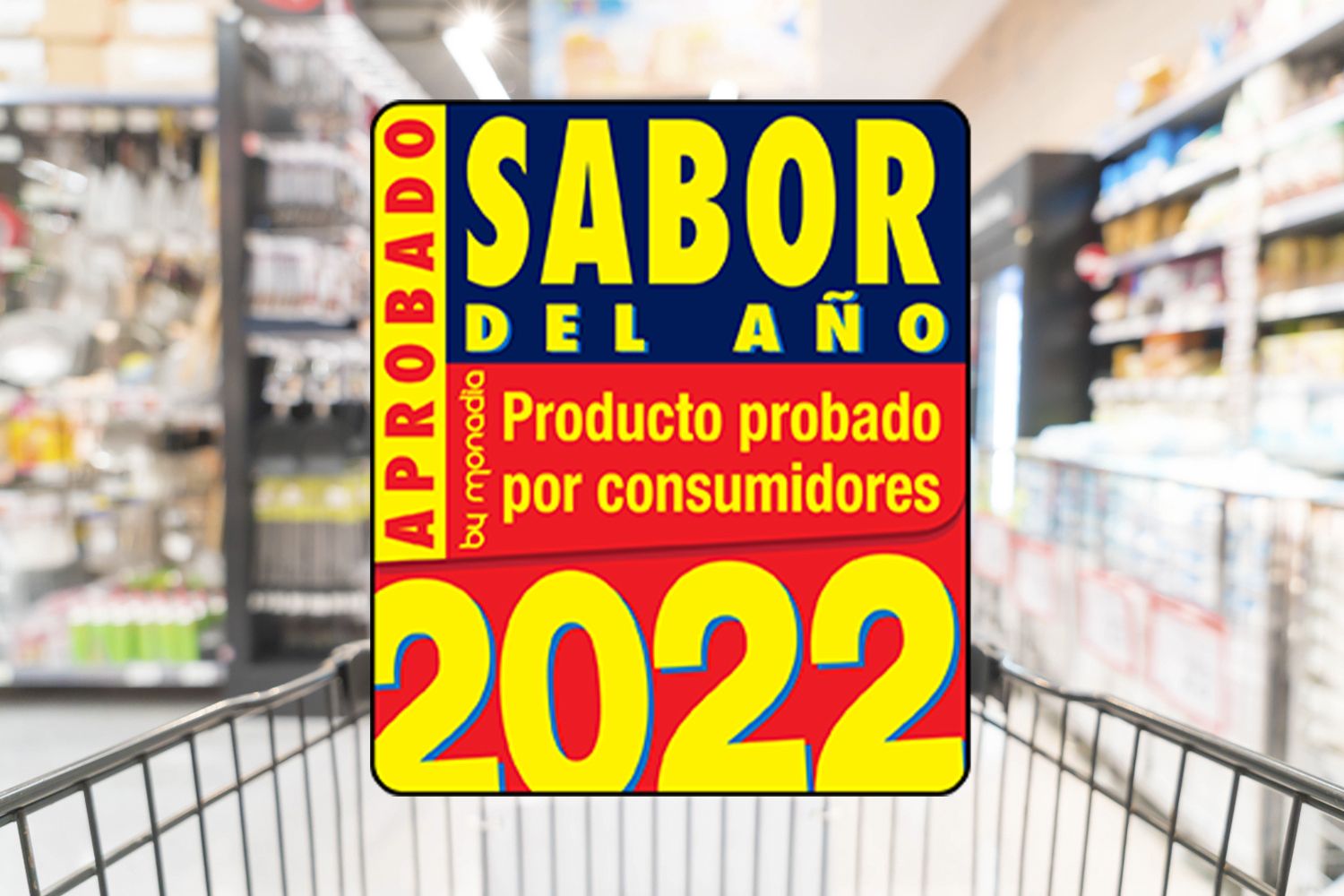 El sello Sabor del Año sobre un fondo que muestra el pasillo de un supermercado / CG - FREEPIK - topntp26