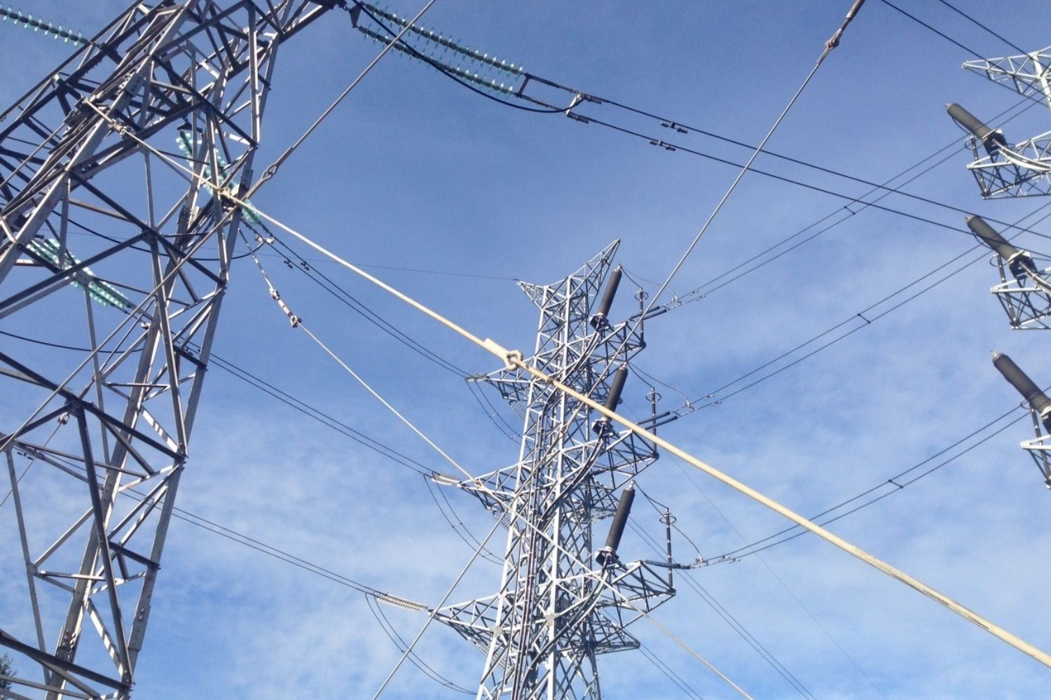 Una torre de luz de alta tensión / EP