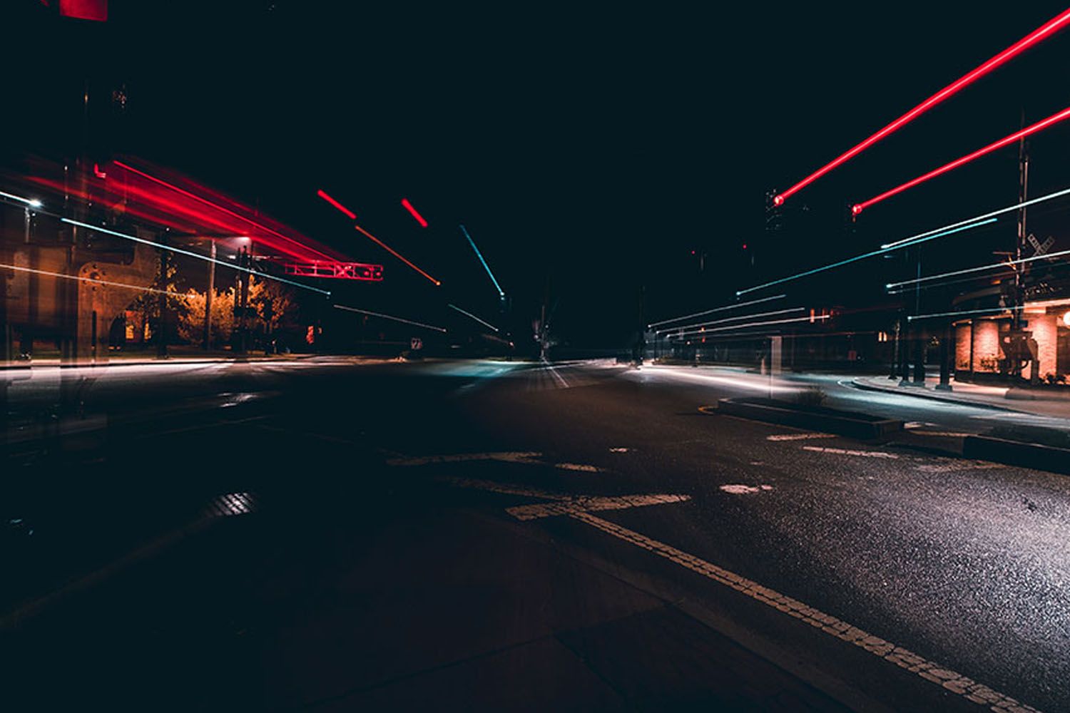 Una calle desértica / OSMAN RANA - UNSPLASH