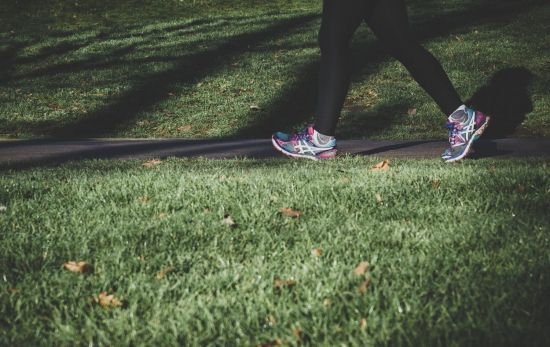 Una persona caminando / UNSPLASH