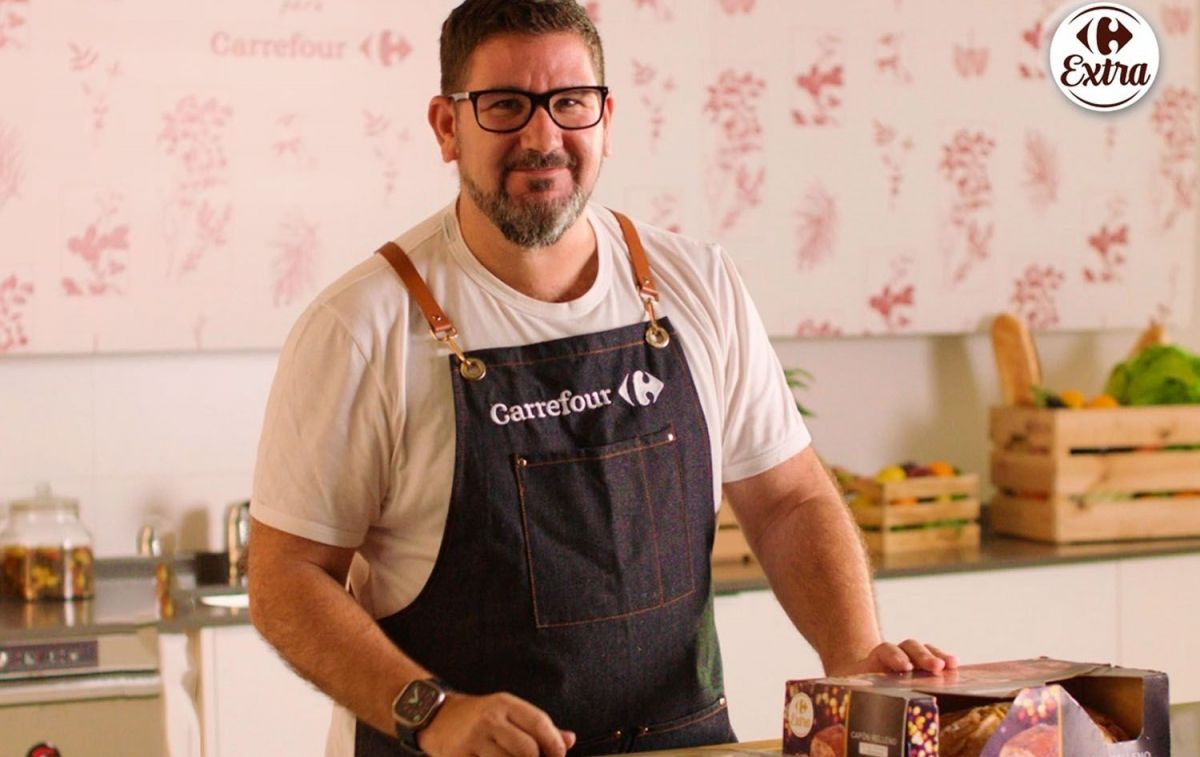 El chef Dani García con un delantal de Carrefour y varios platos / EP