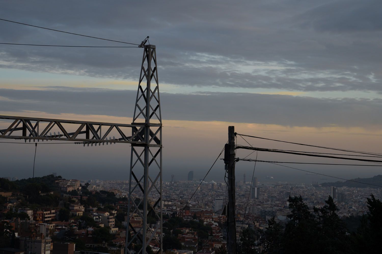 Tendido eléctrico y cables de la luz en Barcelona / EP