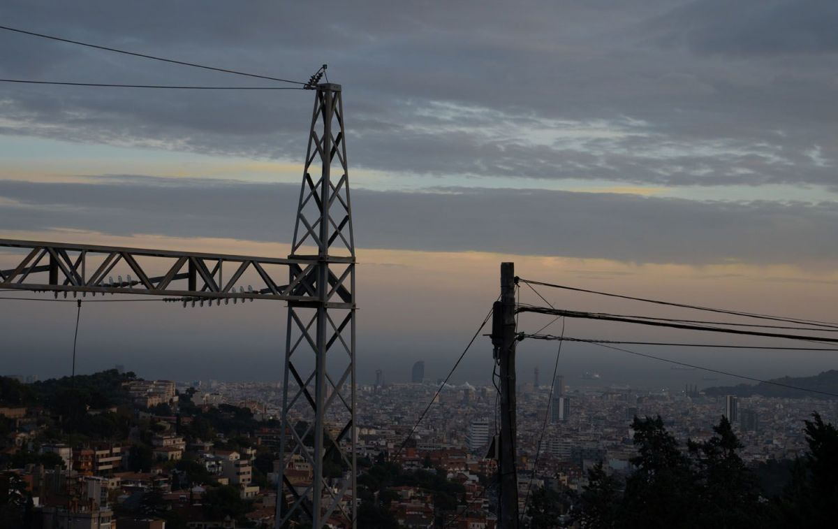 Tendido eléctrico y cables de la luz en Barcelona / EP