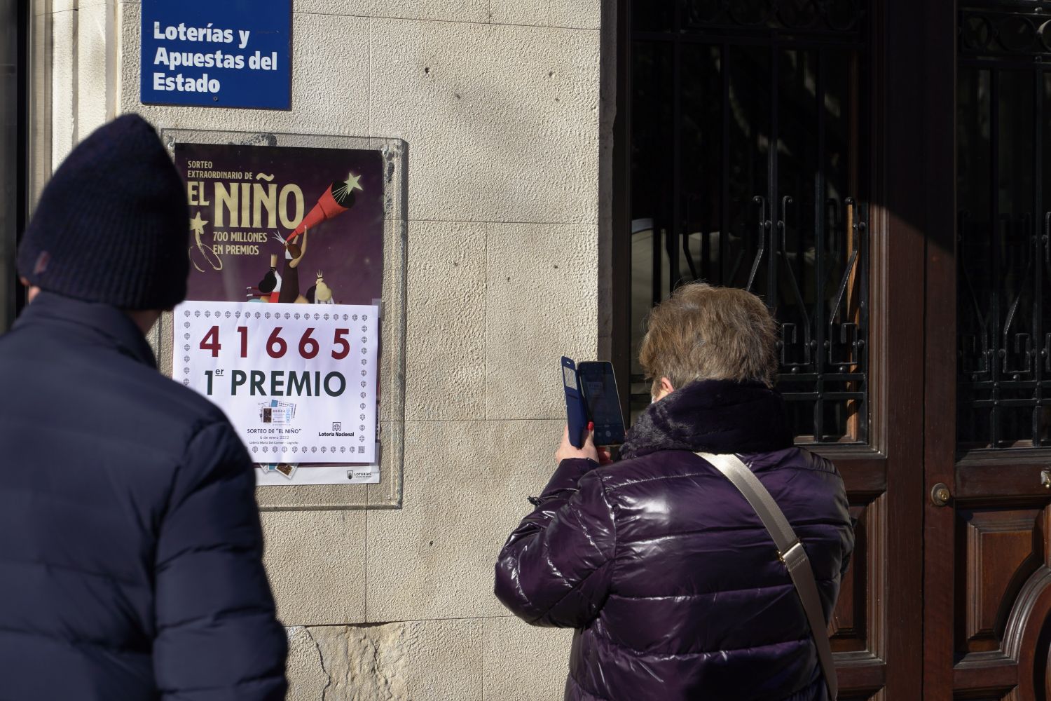 Una persona observa un número de la Lotería del Niño / EP - EDUARDO PARRA