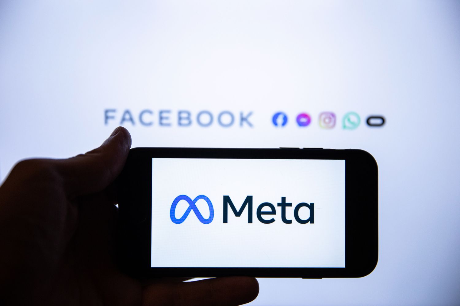 Un móvil con el logo de Meta y el fondo de Facebook e Instagram / EP - Onur Dogman / SOPA Images via ZUMA / DPA