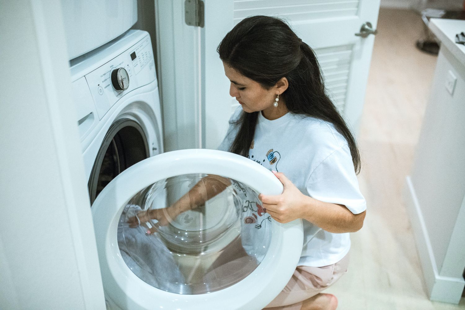 Una mujer pone la lavadora a la hora más barata de la luz / PEXELS