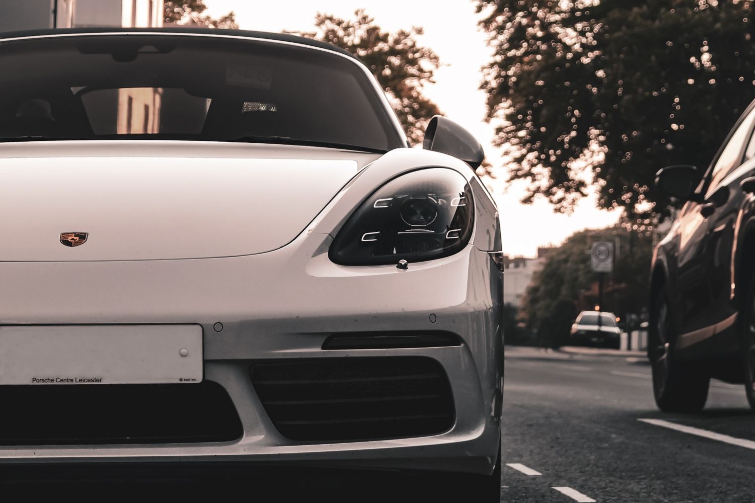 El faro de un Porsche / UNSPLASH