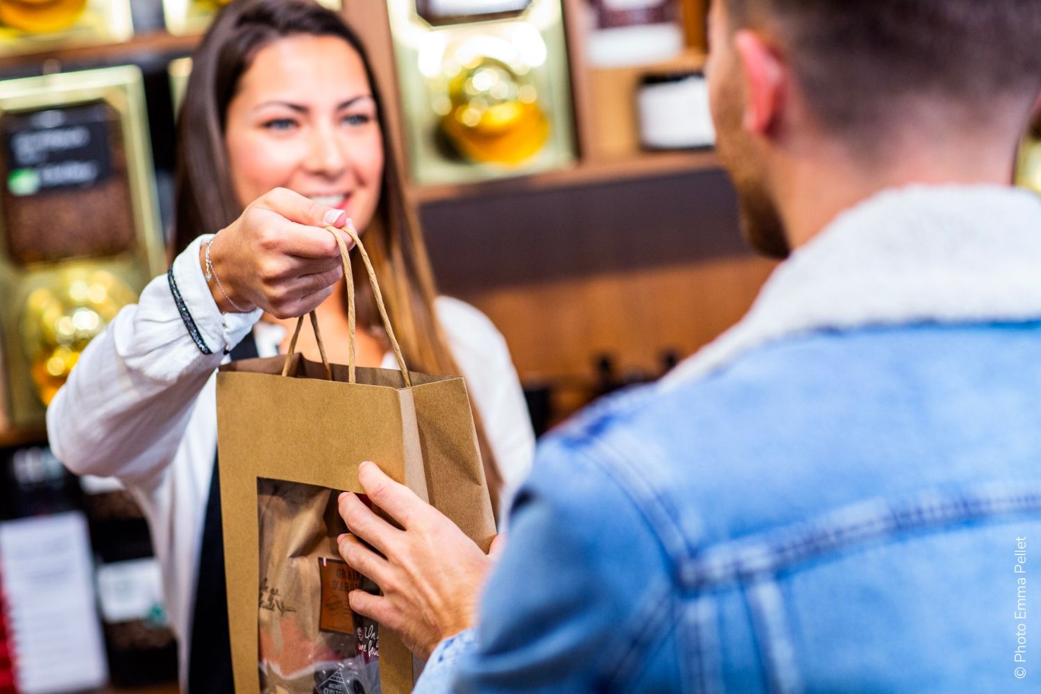 Un usuario de Shopopop recoge un pedido para entregar a domicilio / SHOPOPOP