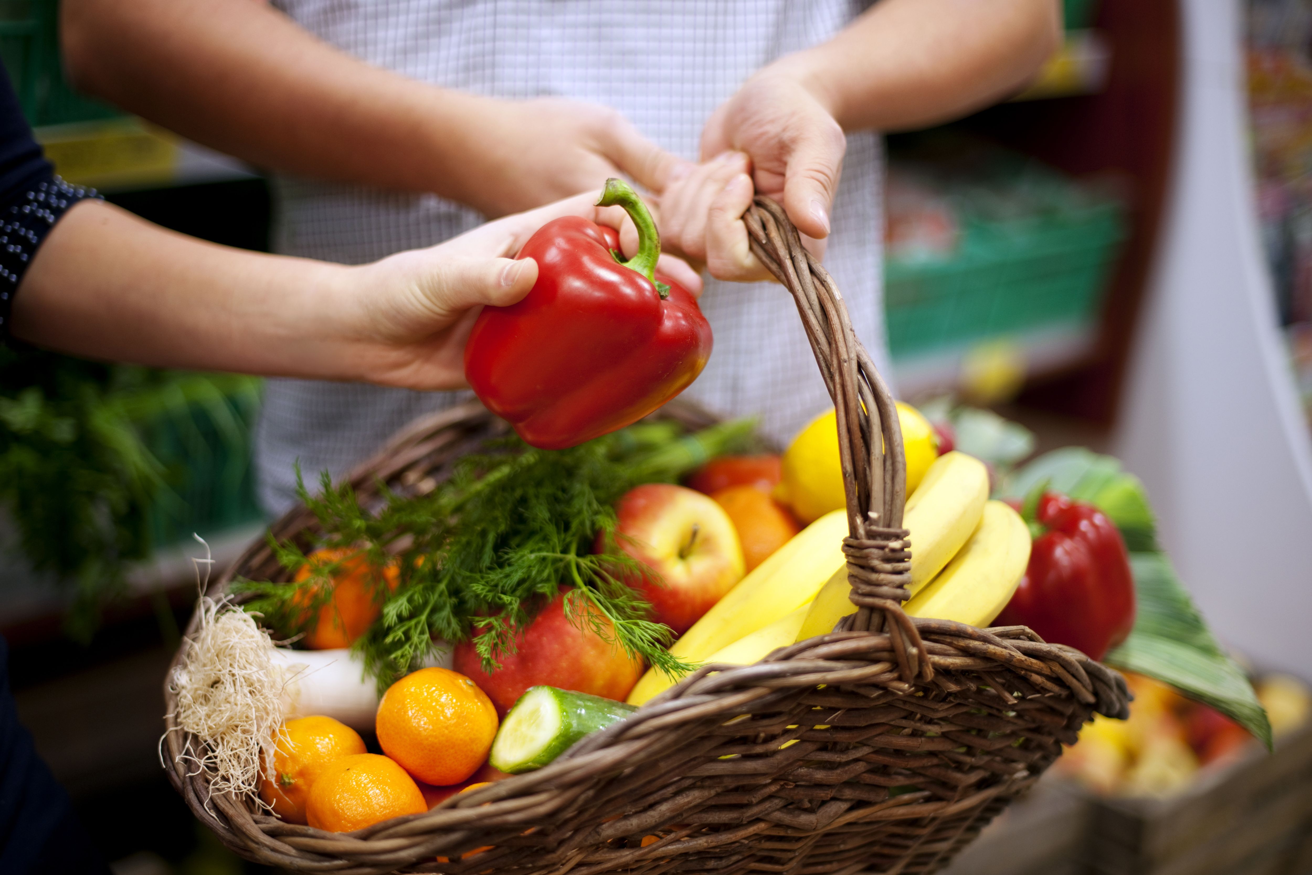 Una cesta de la compra llena de productos ecológicos y sostenibles / FREEPIK