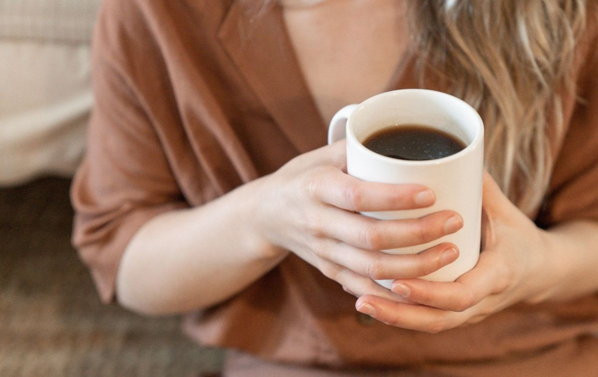 Una persona toma una infusión hecha con un superalimento / PEXELS