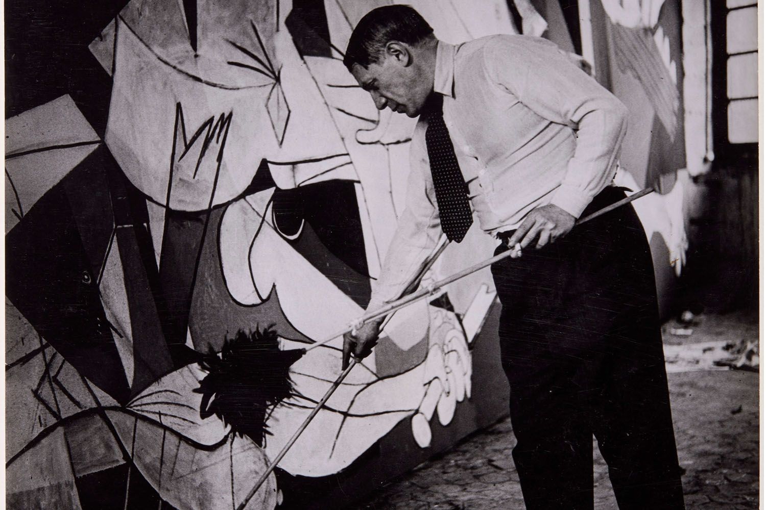 Picasso trabajando en el 'Guernica' / DORA MAAR