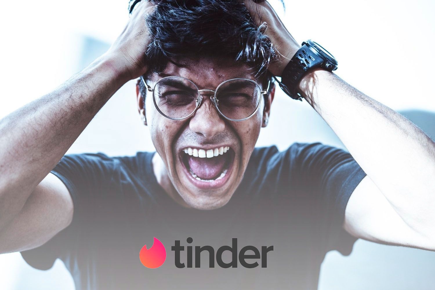 Un joven y el logo de Tinder / CG