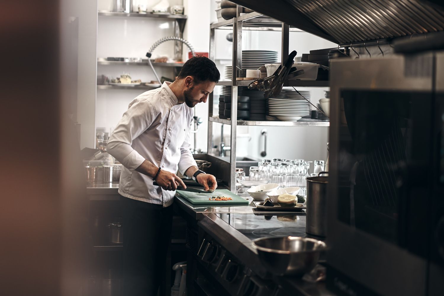 Un cocinero en uno de los mejores restaurantes de España elegidos por TheFork / UNSPLASH