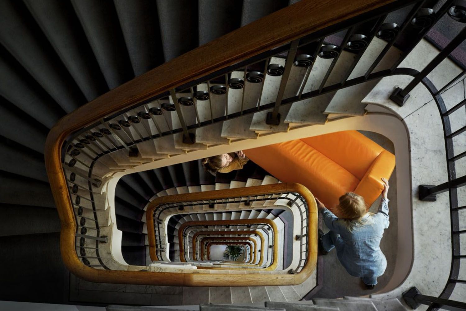 Dos mujeres suben un sofá por la escalera para hacer cambios en su casa / IKEA