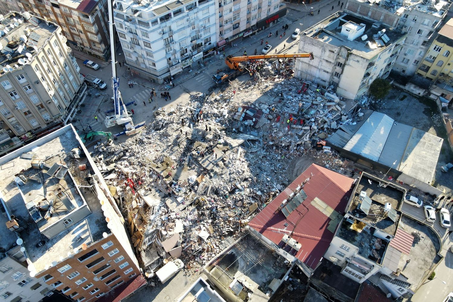 Un edificio derrumbado por el terremoto en Turquía / Serdar Ozsoy - EP