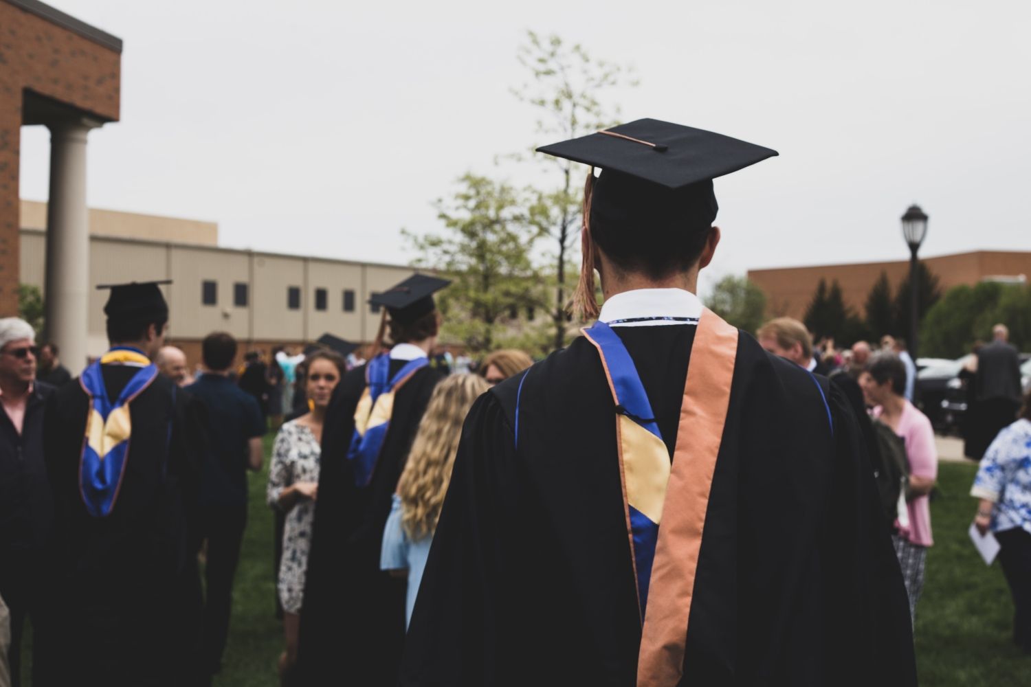 Varios estudiantes el día de la fiesta de su graduación / UNSPLASH