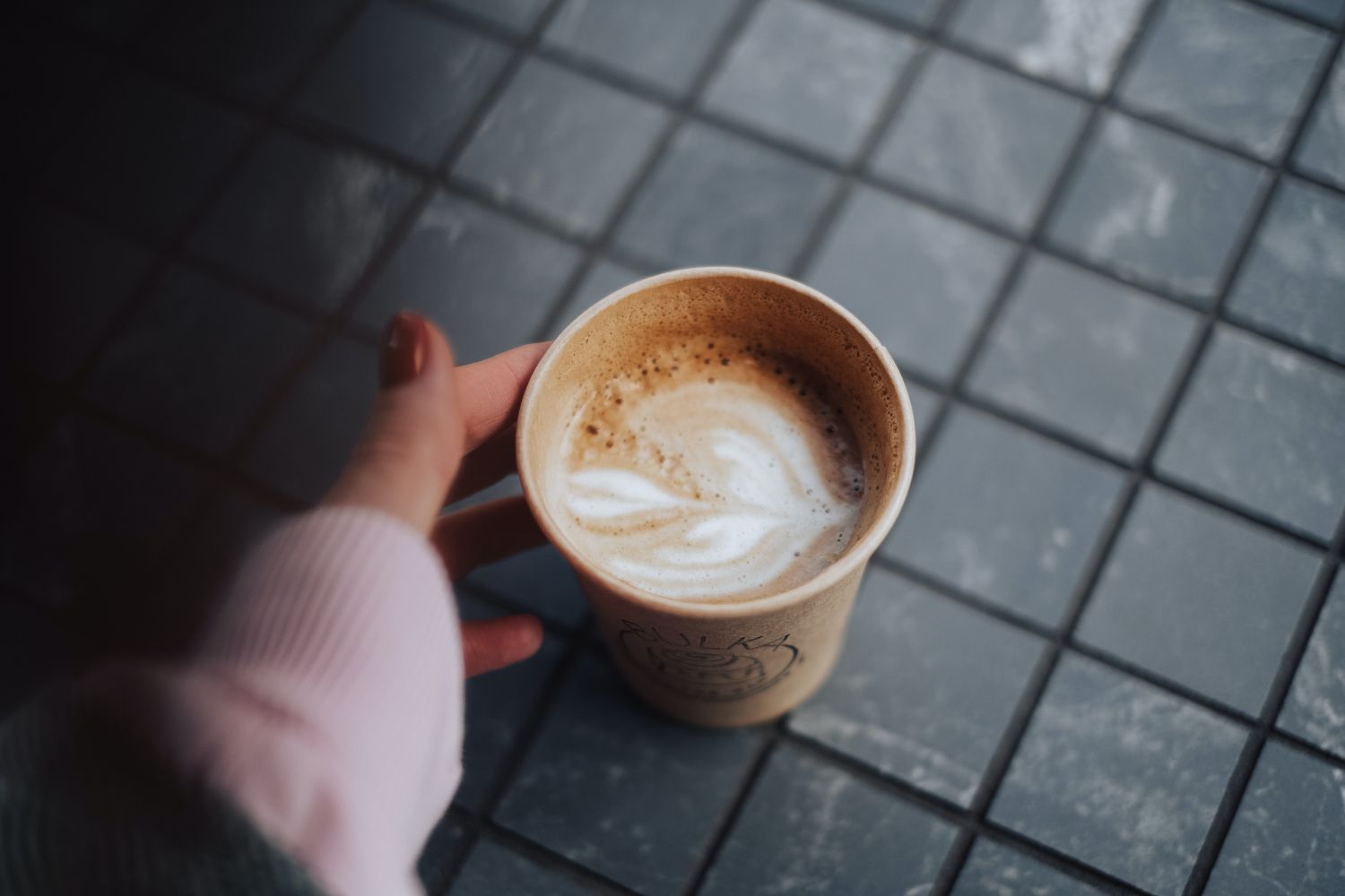 El motivo por el que deberías dejar la tapa abierta al hacer café en tu  cafetera italiana, según los baristas más expertos