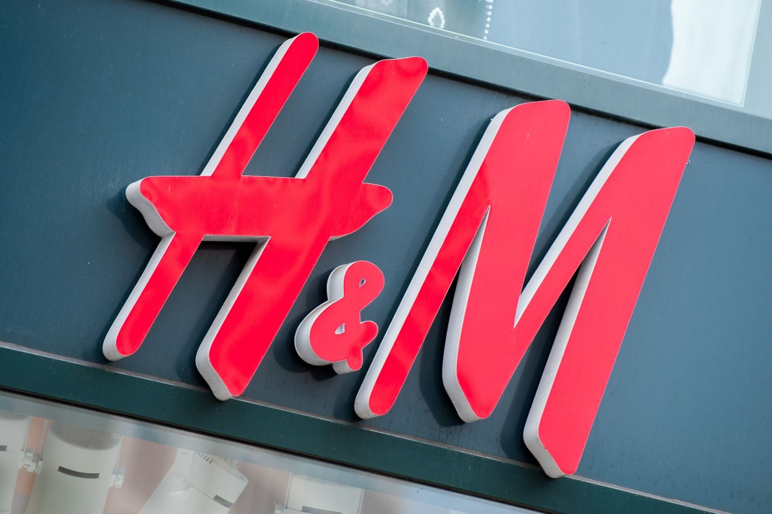 Rótulo con el logo de H&M / EP