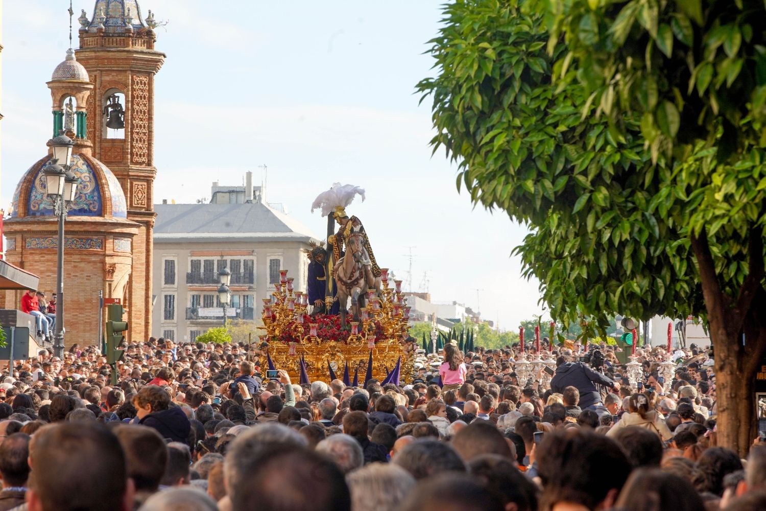 La Hermandad de la Esperanza de Triana durante una Semana Santa en Sevilla  / Eduardo Briones - EP