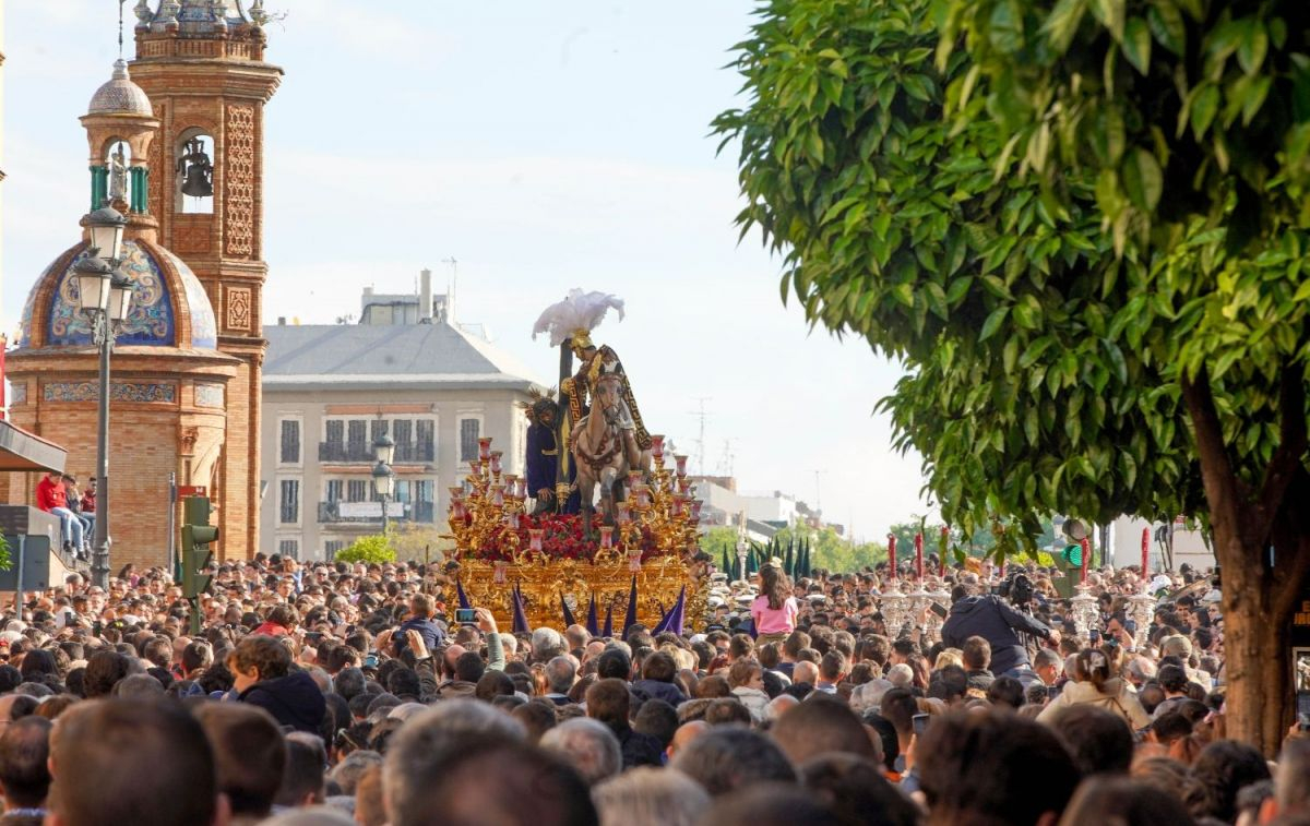 La Hermandad de la Esperanza de Triana durante una Semana Santa en Sevilla / Eduardo Briones - EP