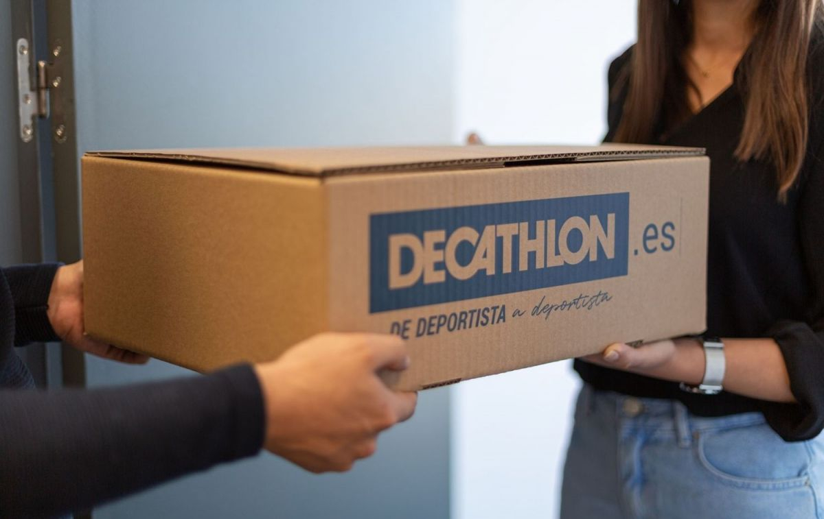 Un paquete de Decathlon / DECATHLON - EP