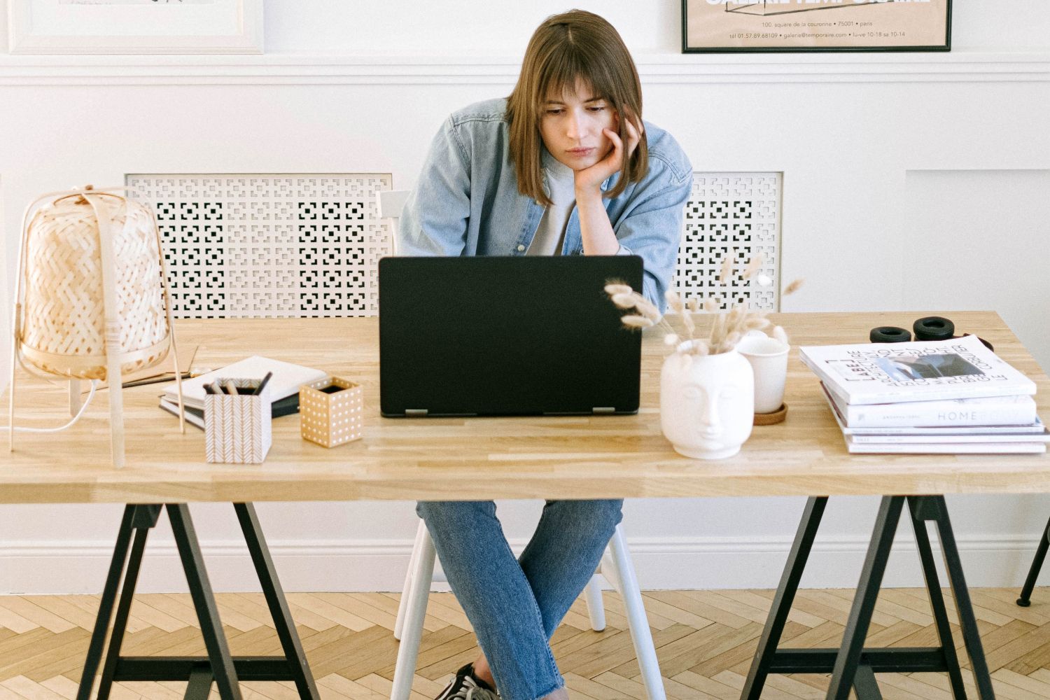 Una mujer recibe un correo sospechoso / PEXELS