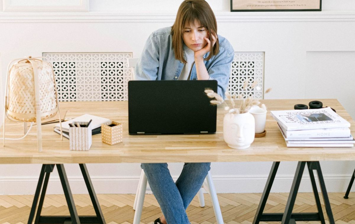 Una mujer recibe un correo sospechoso / PEXELS