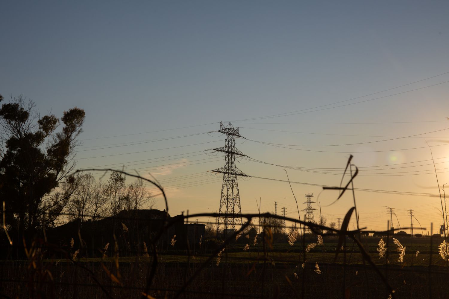 Un tendido eléctrico transporta luz / EP