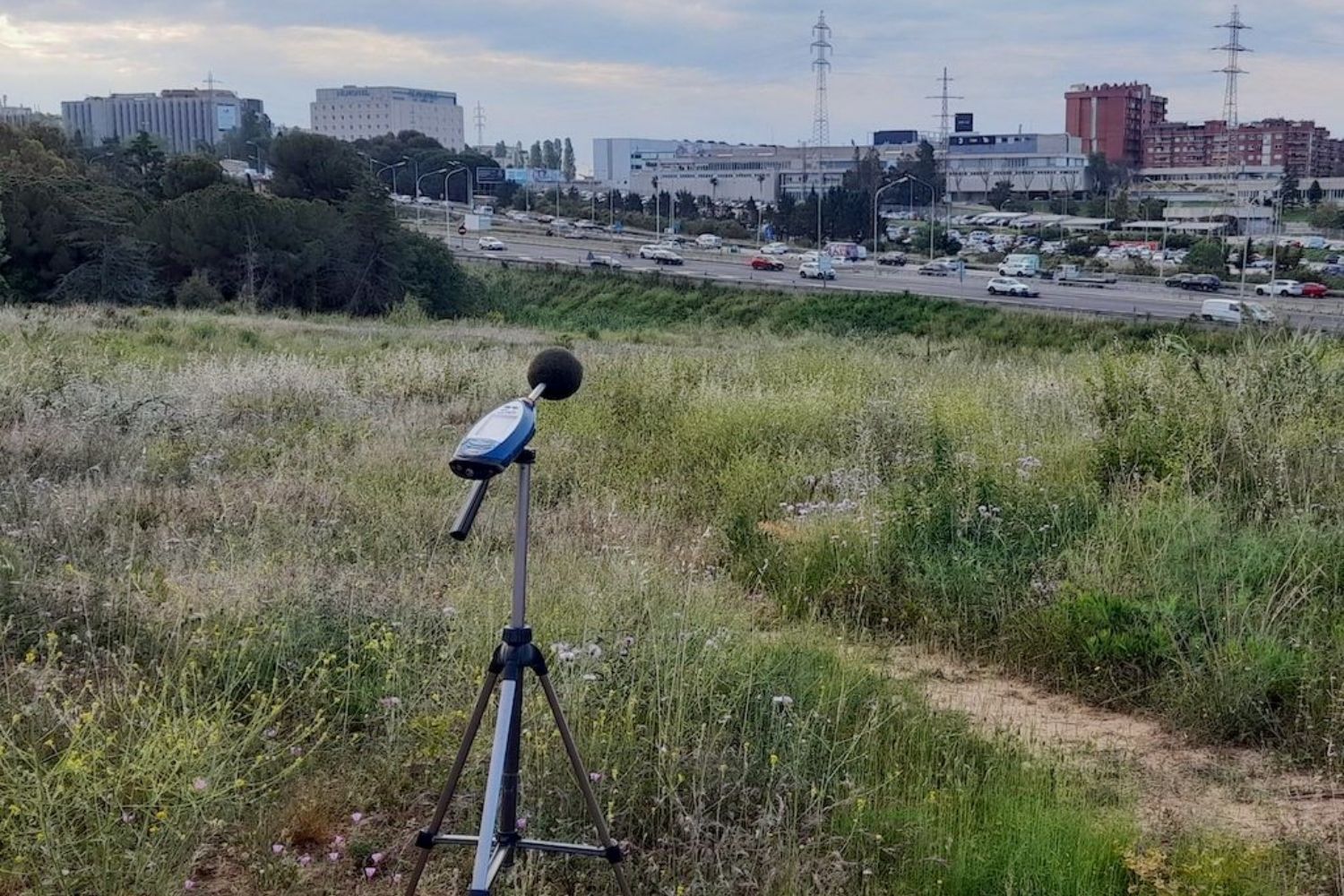 Un aparato de medición de ruido y contaminación acústica próximo a una carretera / DECIBEL INGENIEROS